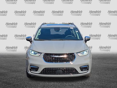 Used 2023 Chrysler Pacifica Limited image 3