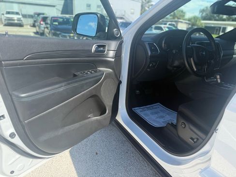 Used 2019 Jeep Grand Cherokee Laredo image 15