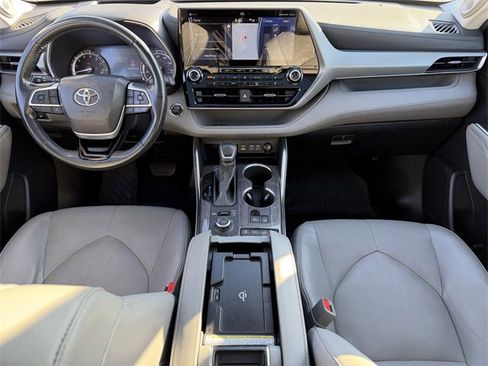 Used 2022 Toyota Highlander Platinum image 11