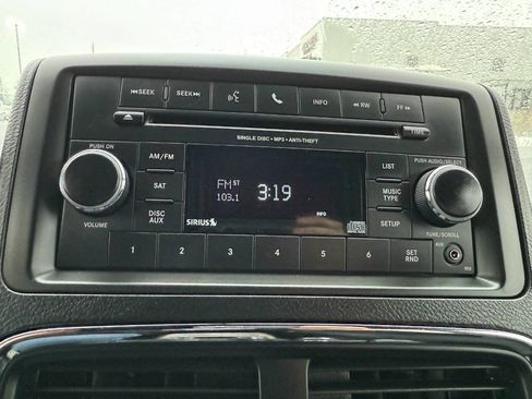 Used 2016 Dodge Grand Caravan SE image 36