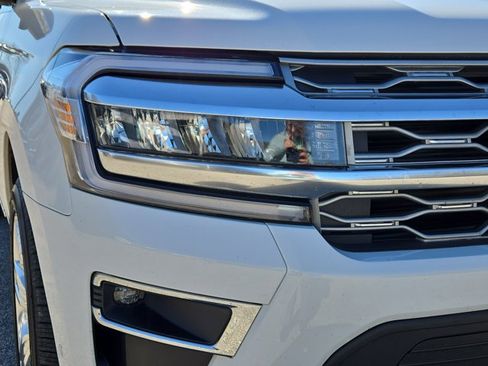Used 2024 Ford Expedition Platinum image 3