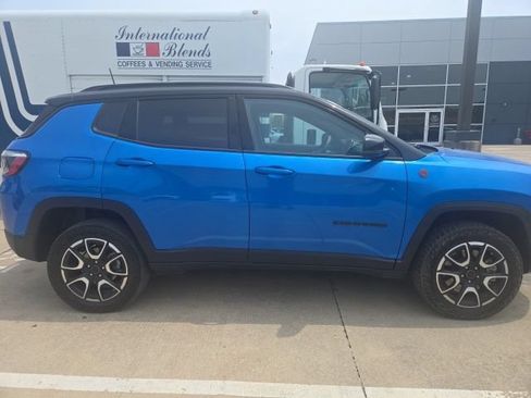 Used 2025 Jeep Compass Trailhawk AWD/4WD image 2