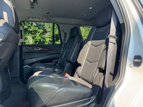 Used 2020 Cadillac Escalade Luxury AWD/4WD image 21