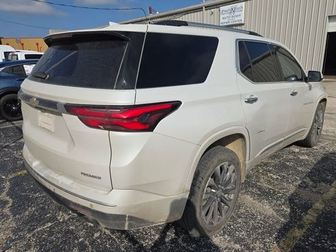 Used 2022 Chevrolet Traverse Premier FWD image 2