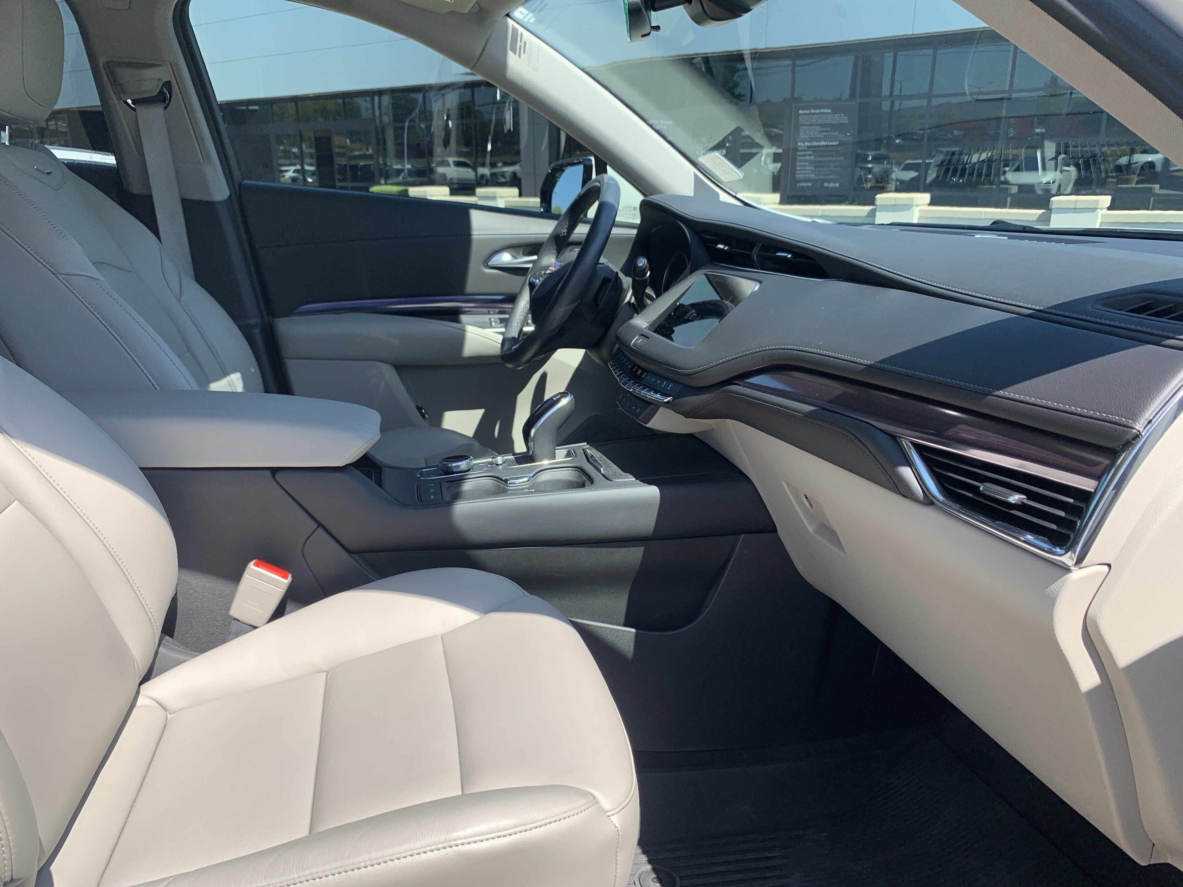 Used 2023 Cadillac XT4 Luxury w/ Cold Weather Package FWD image 35