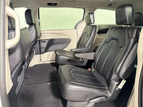 Used 2023 Chrysler Pacifica Touring-L FWD image 13