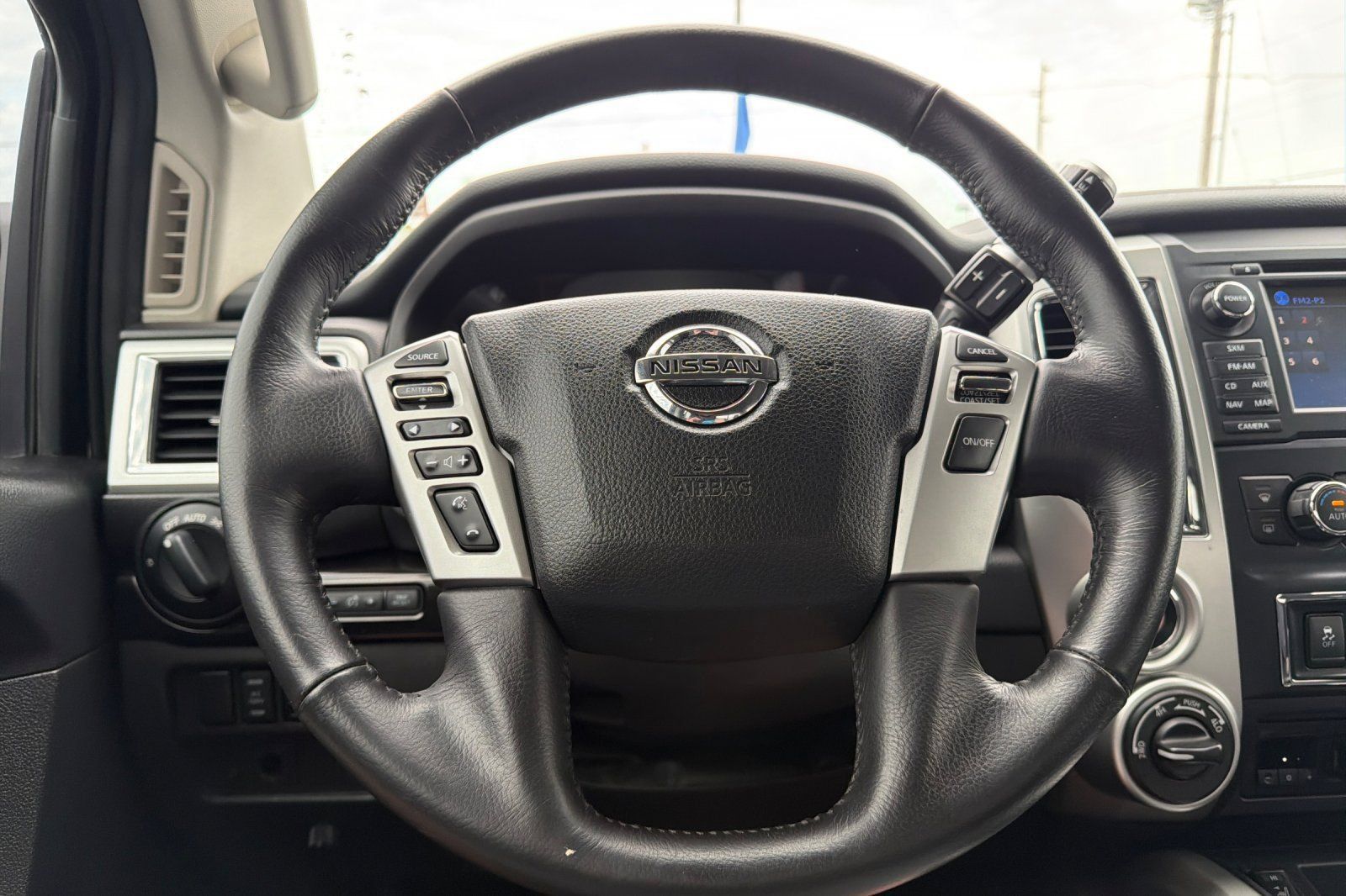 Used 2018 Nissan Titan SV w/ SV Convenience Package AWD/4WD image 22