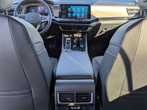 Used 2025 Volkswagen Atlas SE image 31