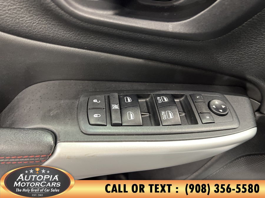 Used 2018 Jeep Cherokee Trailhawk AWD/4WD image 13