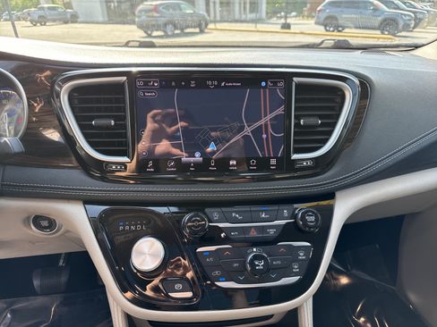 Used 2023 Chrysler Pacifica Limited FWD image 24