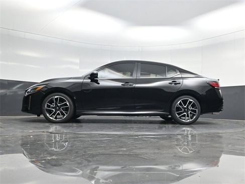 Used 2025 Nissan Sentra SR w/ SR Premium Package image 52
