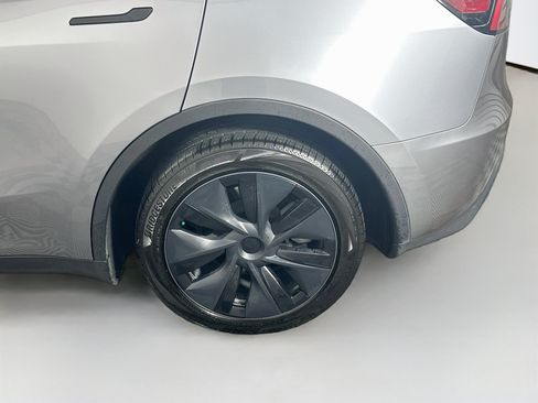 Used 2024 Tesla Model Y Long Range AWD/4WD image 11