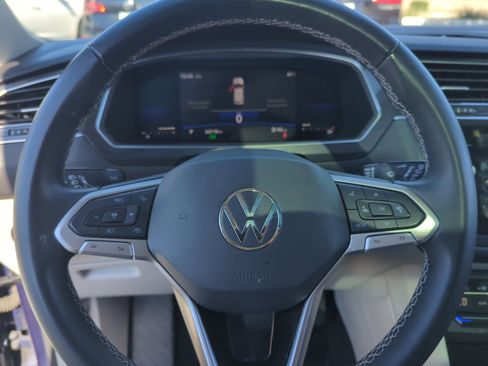 Certified 2022 Volkswagen Tiguan SE w/ Panoramic Sunroof Package image 9