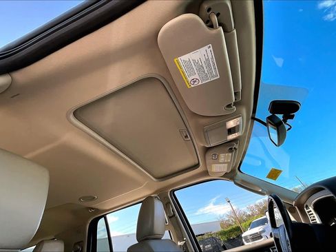 Used 2017 Lincoln Navigator Select image 12