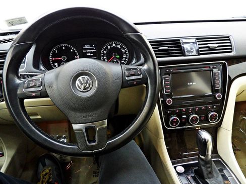 Used 2014 Volkswagen Passat TDI SEL Premium FWD image 17