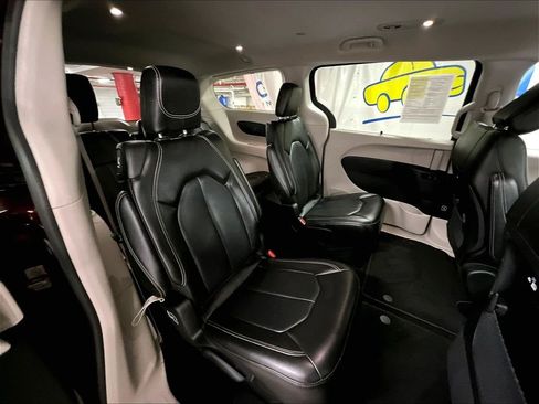 Used 2023 Chrysler Pacifica Touring-L FWD image 16