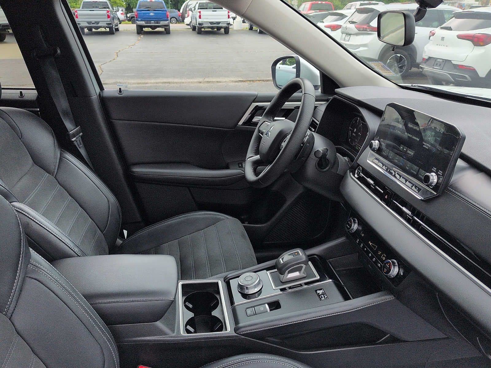 Used 2024 Mitsubishi Outlander SE AWD/4WD image 10