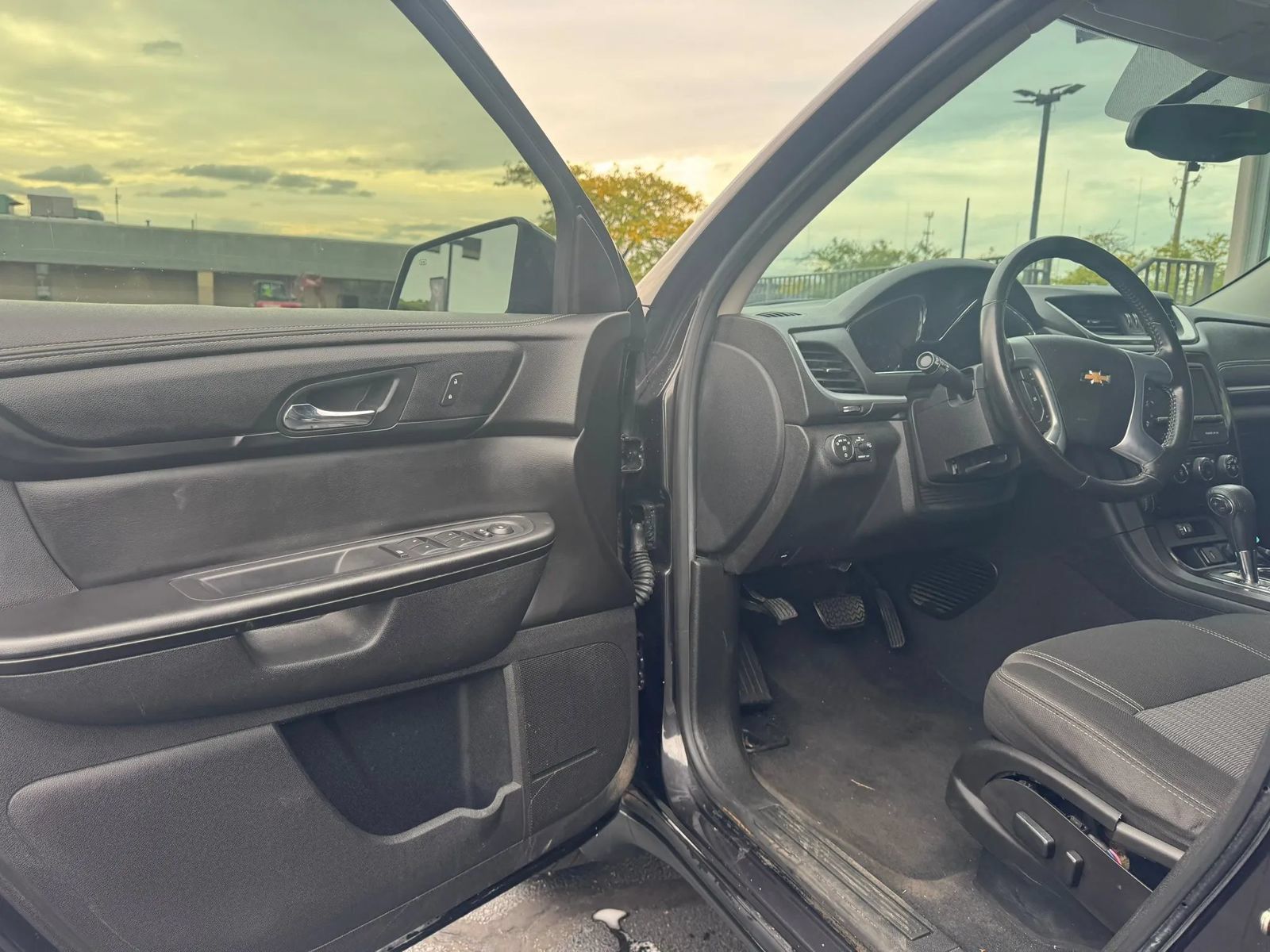 Used 2017 Chevrolet Traverse LT FWD image 8
