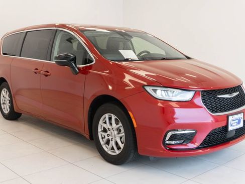 Used 2024 Chrysler Pacifica Touring-L FWD image 26