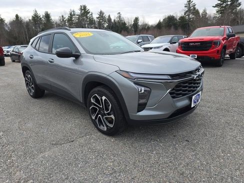 Used 2025 Chevrolet Trax RS w/ Driver Confidence Package image 7