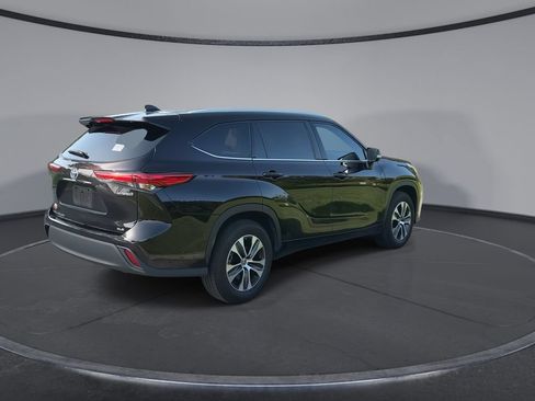 Used 2022 Toyota Highlander XLE FWD image 8
