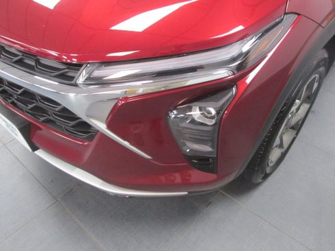 Used 2025 Chevrolet Trax LT w/ LT Convenience Package image 9