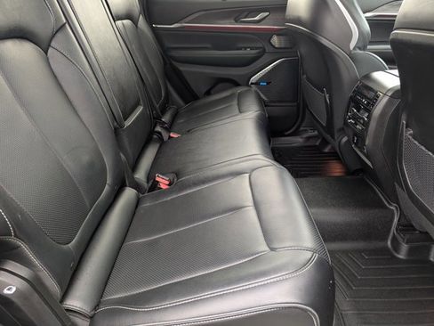 Used 2022 Jeep Grand Cherokee Overland w/ Luxury Tech Group IV AWD/4WD image 21