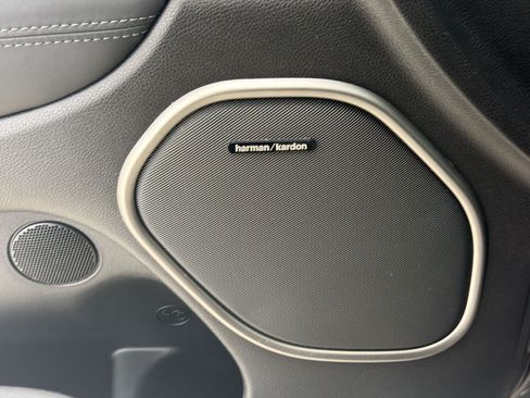 Used 2019 Jeep Grand Cherokee Overland AWD/4WD image 26