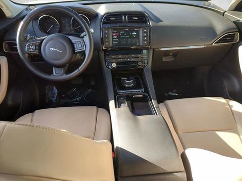 Used 2018 Jaguar F-PACE Premium image 17