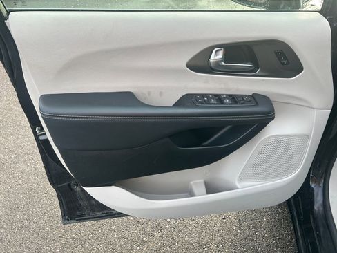 Used 2024 Chrysler Pacifica Touring-L image 17