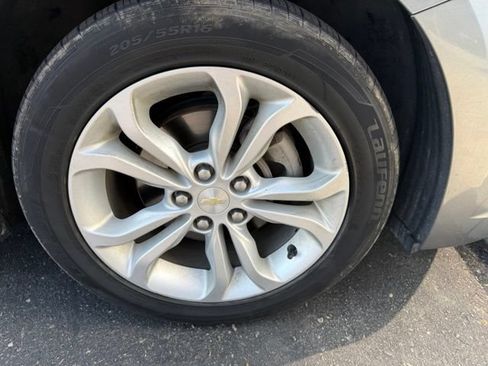 Used 2019 Chevrolet Cruze LT FWD image 4