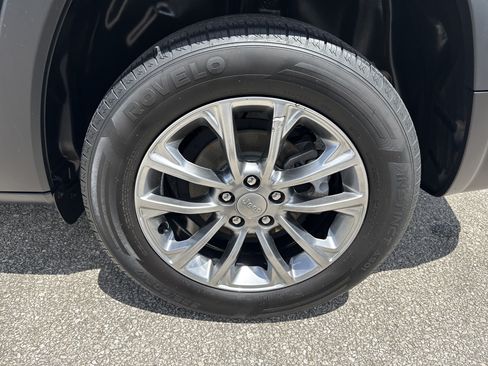 Used 2021 Jeep Cherokee Latitude Plus FWD image 19