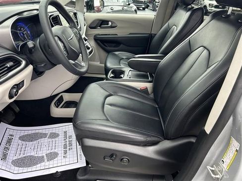 Used 2024 Chrysler Pacifica Touring-L image 9