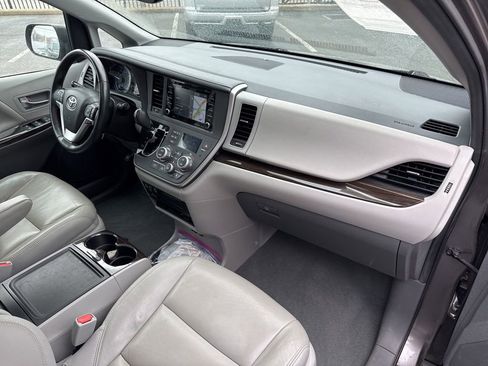 Used 2020 Toyota Sienna AWD image 25