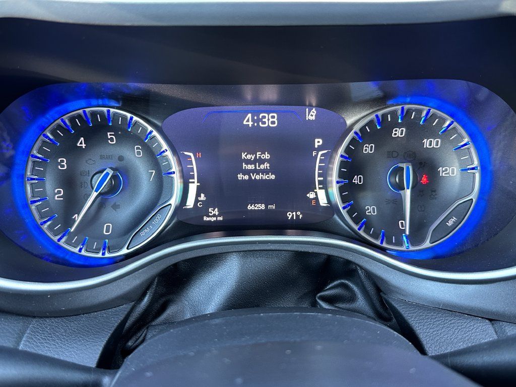 Used 2023 Chrysler Pacifica Touring-L FWD image 27