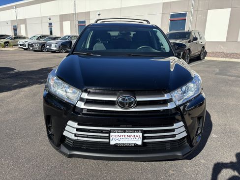 Used 2019 Toyota Highlander LE AWD/4WD image 2