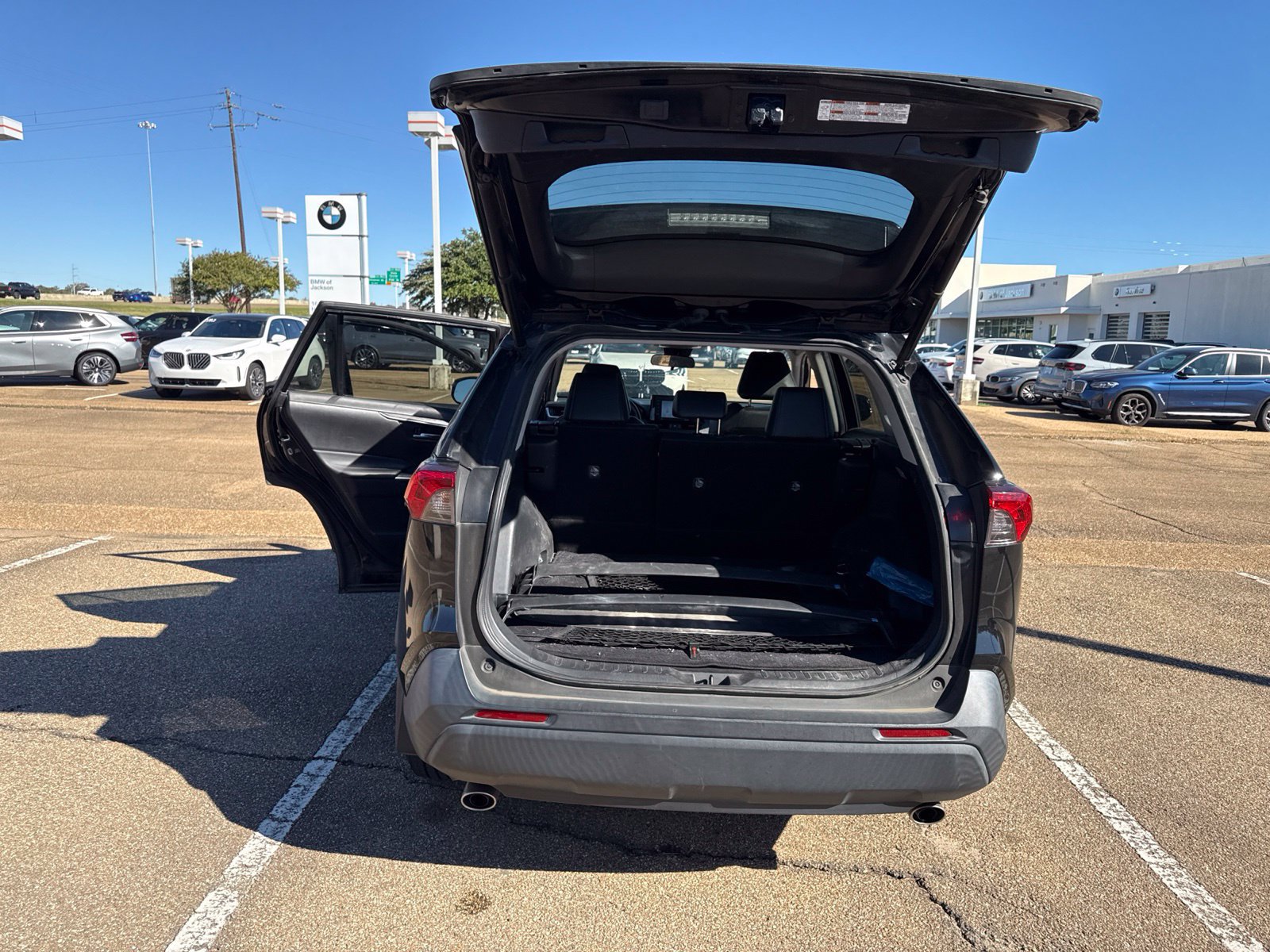 Used 2021 Toyota RAV4 XLE Premium FWD image 9