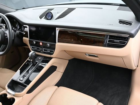 Certified 2022 Porsche Macan AWD/4WD image 31