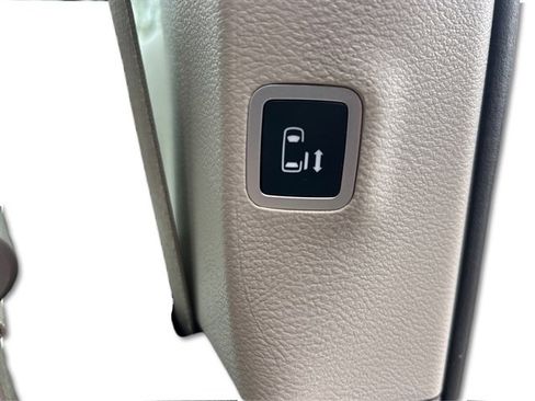 Used 2021 Chrysler Pacifica Touring-L image 44