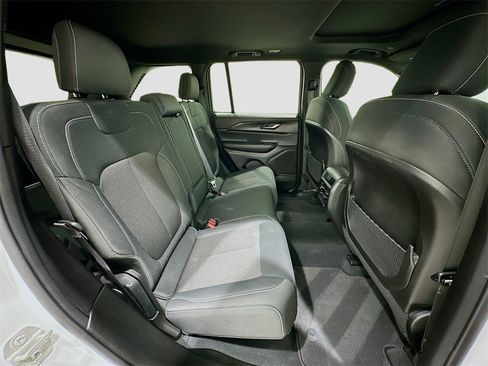 Used 2024 Jeep Grand Cherokee Laredo X image 27