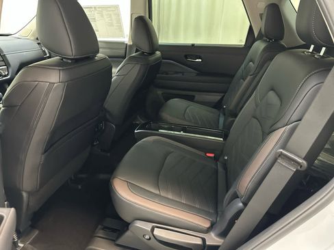 New 2025 Nissan Pathfinder Platinum image 6