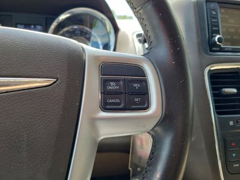 Used 2014 Chrysler Town & Country Touring-L FWD image 25