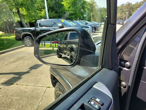 Used 2018 Toyota 4Runner SR5 RWD image 12