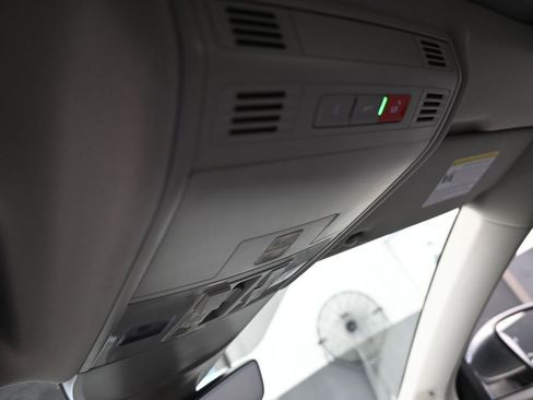 Used 2022 Volkswagen Taos SEL w/ Panoramic Sunroof Package image 30