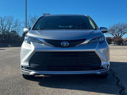 Used 2024 Toyota Sienna XLE image 3