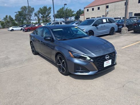 Used 2025 Nissan Altima 2.5 SR FWD image 6