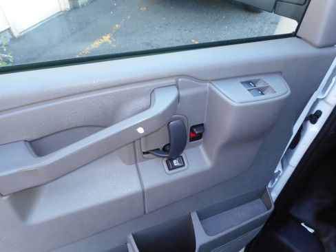 Used 2016 Chevrolet Express 2500 RWD image 15