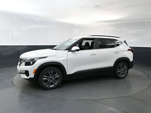 Used 2022 Kia Seltos S AWD/4WD image 2