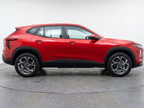 Used 2025 Chevrolet Trax LT w/ LT Convenience Package FWD image 11