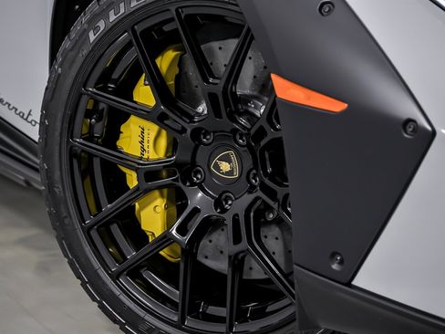Used 2023 Lamborghini Huracan Sterrato image 4